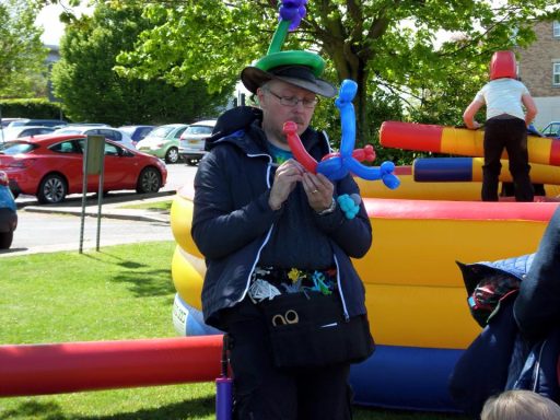 An entertainer making balloon models